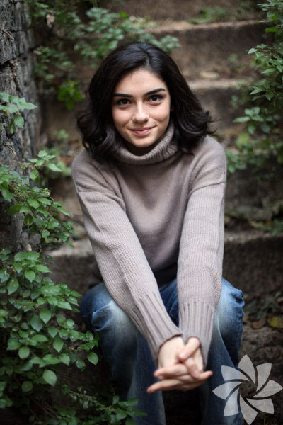 Sonbaharda dolabınızda olması gereken parçalar nelerdir? -Uzun bol hırkaları seviyorum. Hem stilimi vurguluyor hem de üşümüyorum.