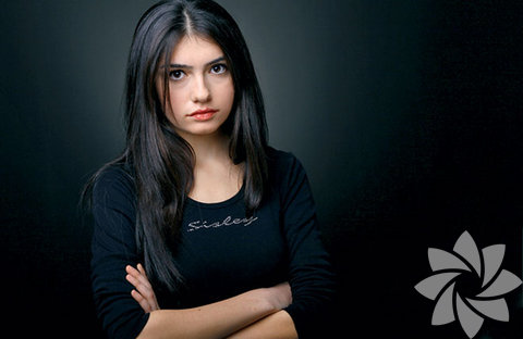 Sizin için doğru kombinin vazgeçilmez üçlüsü nedir? -Beyaz tişört, dericeket ve boyfriend jean.