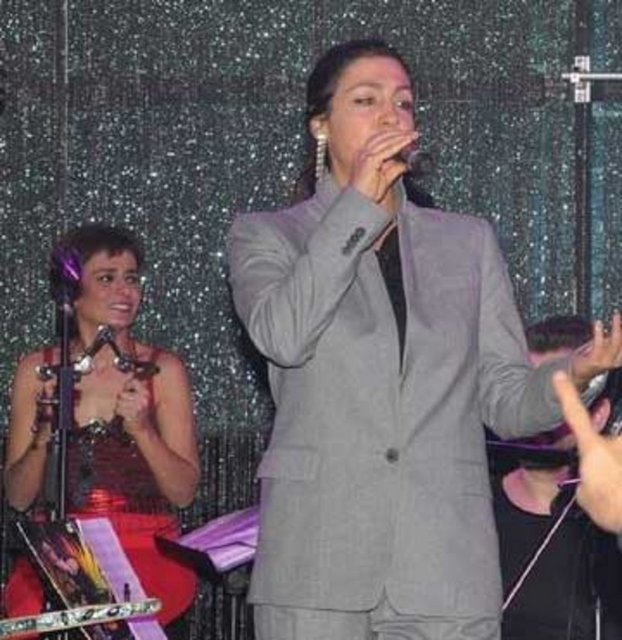 TELEVİZYONDA Yıldız Tilbe'nin şarkısı "Delikanlım"ı okurken detone olan ve eleştri yağmuruna tutulan Tuğba Ekinci, Yıldız Tilbe'nin program yaptığı Sahne İstanbul'da o şarkıyı okudu.