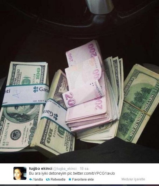 Öte yandan seksi şarkıcı kendisini eleştirenlere inat Twitter hesabından bu fotoğrafı paylaşarak altına "Bu ara iyi ki detoneyim" notunu düştü.