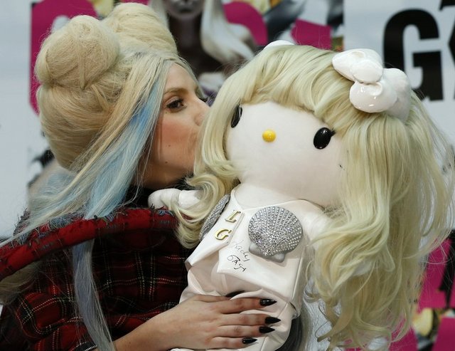 Gaga'nın boyunda ve müzik dinleme istasyonu görevini görecek, tıpatıp ona benzeyen "oyuncak" da tanıtıldı.
