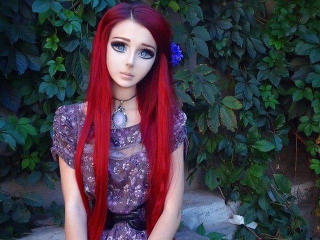 Facebook'da 10.000'in üzerinde hayranı ve takipçisi olan Ukraynalı Anastasiya'nın Anime karakterlerine duyduğu hayranlık öyle bir boyuta gelmiş ki 1.58 boyunda ki genç kız vücut ölçülerini animelere benzetebilmek için 40 kiloya kadar inmiş.