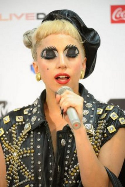Daha sonra ise Lady Gaga 2011 yılında Japonya gitmiş ve Basının karşısına anime karakterlerini andıran bir göz makyajıyla çıkmıştı.