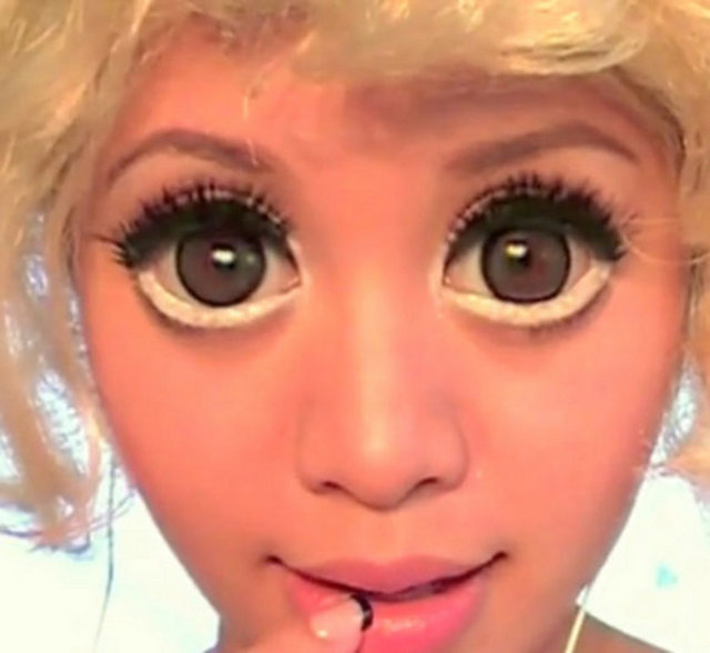 Lady Gaga'nın Youtube'da Bad Romance klibindeki baby-doll makyajını neredeyse Lady Gaga'dan daha başarılı bir şekilde yapan Michelle Phan bir anda basının odak noktası haline geldi.