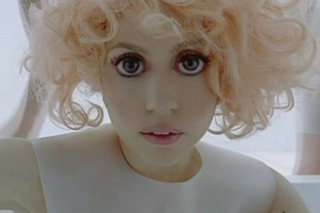 Lady Gaga'nın Bad Romance klibinde büyük gözleriyle dikkat çekmişti.