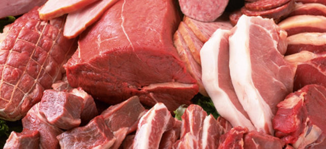 Ancak etle beraber içilen koyu siyah çay veya süt ürünleri demirin emilimini azaltır.