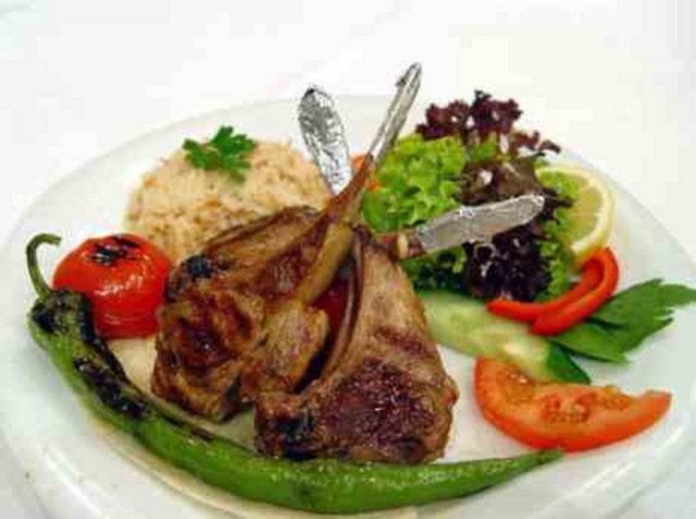 Bu nedenle et yerken içecek olarak limonlu bir şeyler tercih edebilir etin yanında tüketteceğiniz salatayı nar ekşisiyle tatlandırabilirsiniz.