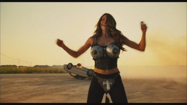 Filmde, ABD'nin onur listesinde yer alan eski ajan Machete Cortez'in yeni görevi için Meksika'ya gönderilmesi sonucu yaşanan gelişmeler anlatılıyor.