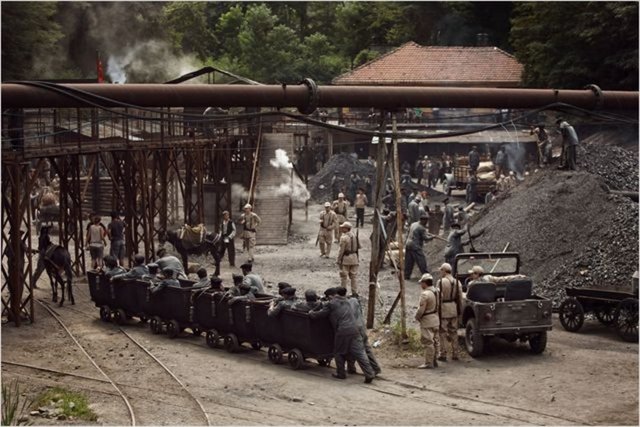 Yönetmenliğini ve senaristliğini Yılmaz Erdoğan'ın yaptığı filmde, Erdoğan'ın yanı sıra Kıvanç Tatlıtuğ, Mert Fırat, Belçim Bilgin ile Farah Zeynep Abdullah rol alıyor.