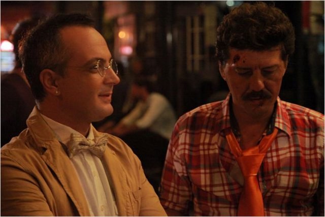 Gerçek bir kovalamacanın içine düşen ikilinin komik ve sürekli aksiyon dolu hikayesi, aşk, dostluk ve mafya üçgeninde birçok isimle kesişecektir."