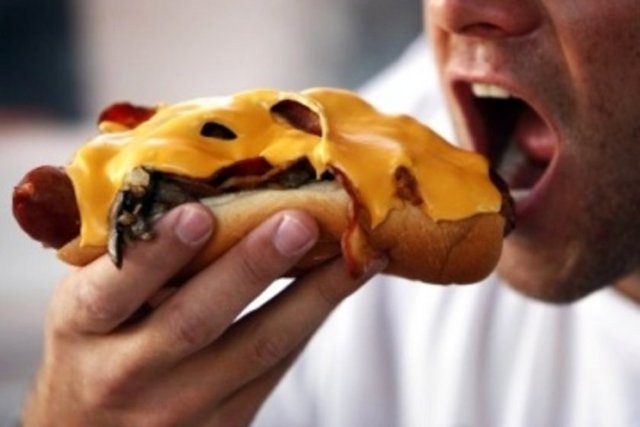 Lezzetli yiyecekleri de az yiyerek aynı tatmine ulaşabileceğinizi unutmayın. Aldığınız lezzeti uzatabilmenin en iyi yolu yavaş yavaş ve iyice çiğneyerek yemektir. Lokmanızı ağzınızda sıvı hale gelmeden yutmayın.