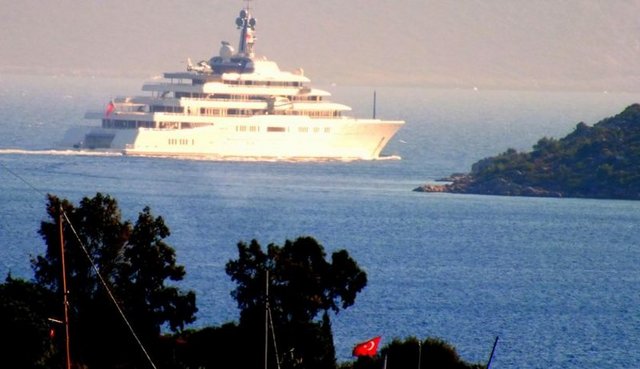 Geceyi lüks yatta geçiren Abromoviç, bugün sabah saatlerinde Bozbur çevresindeki koyları turladı.