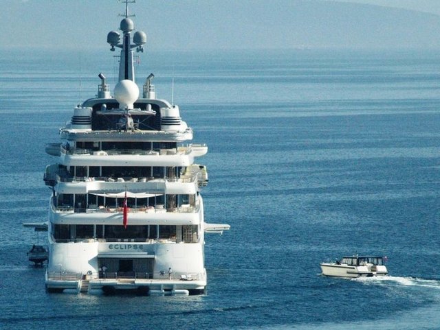 Ardından yata dönen Abramoviç, saat 17.30 civarında Cibcik Koyu'ndan ayrılarak başka bir koya hareket etti.