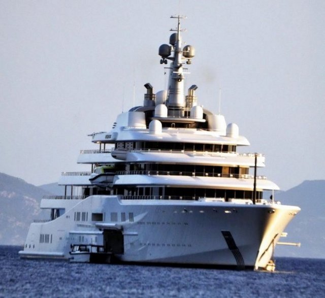 Aşırı ilgiden bunalan Abramoviç, Yunanistan'ın Simi Adası'na gitmişti.