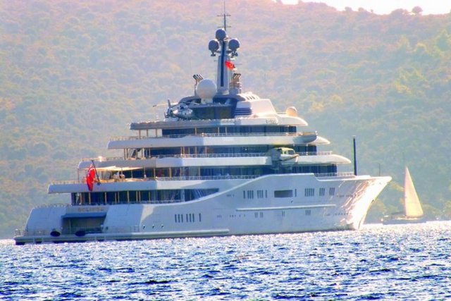 Cibcik Koyu'na demirleyen ünlü milyarder, ardından helikopterle tur attı.