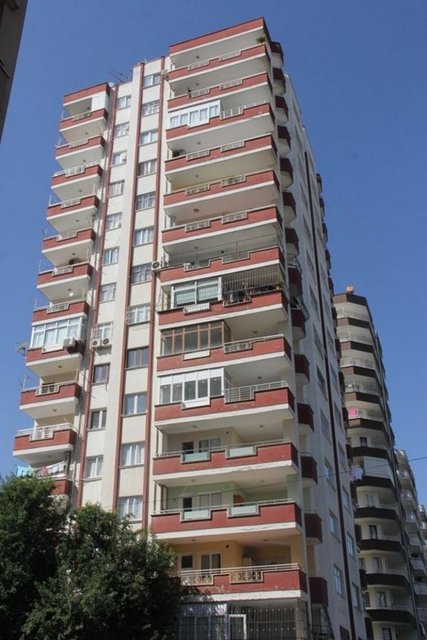 Adana'da bir binanın 8. katındaki evinin balkonunda kurban kesip, derisini yüzen şahıs, görenleri hayrete düşürdü. -