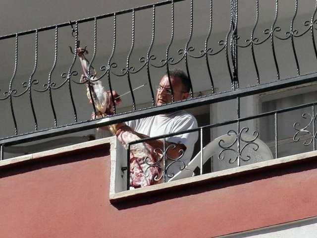 Merkez ilçe Seyhan'a bağlı Yeşilyurt Mahallesi'nde bulunan Cemil Kara apartmanında 8. katta oturan apartman sakini, Kurban Bayramı'nı ilginç bir yöntemle kutladı.