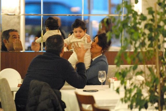 2012 yılının - mart ayında dünya - evine giren - ikili, önceki gün Arnavutköy - Atlas Balık'ta yemek - yedi. Zara ve Beki, yemek - boyunca minik kızlarıyla - oyunlar oynarken - mutlu bir alie tablosu çizdi. -