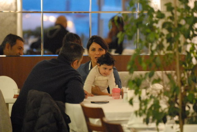 ünlü sanatçı - Zara ile eşi gazeteci - Akif Beki'nin 10 aylık - kızları ilk kez görüntülendi. -