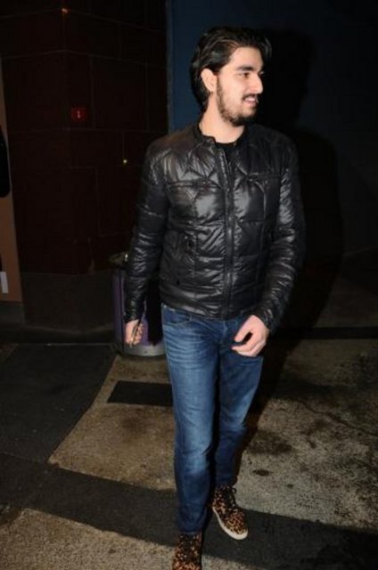 Yeşil ekose pantolonuyla dikkat çeken İdo, DJ'liği bırakmayı düşünmediğini de belirtti.