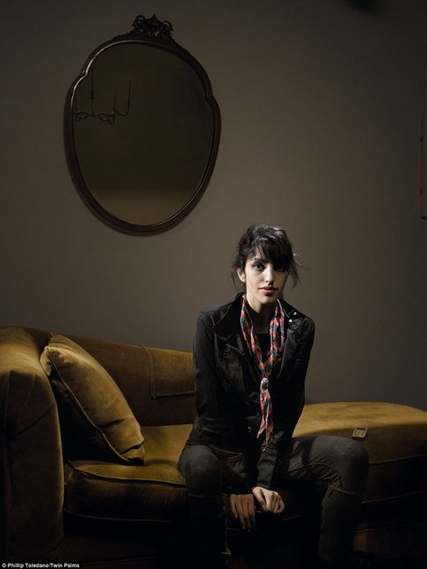 Fotoğrafçının telefonda seks yapan işçileri görüntüleme fikriyse annesini kaybettikten sonra oluşmuş.  -