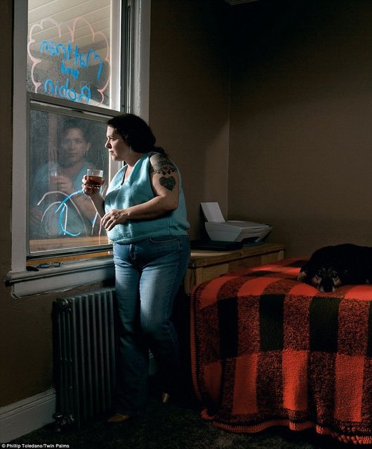 Phillip, Alzheimer olan babasının telefonda seks ilanları olan bir dergiyi incelerken 'yanılsamalarla' ilgili konuşmasının kendisine ilham vererek bu fotoğrafları çekmesine neden olduğunu ifade ediyor.  -