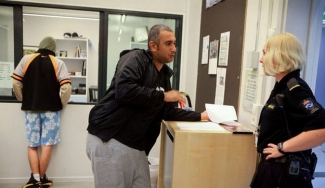 Ayrıca çeşitli işlerde çalışarak saatte 9 Dolar kazanabiliyorlar.