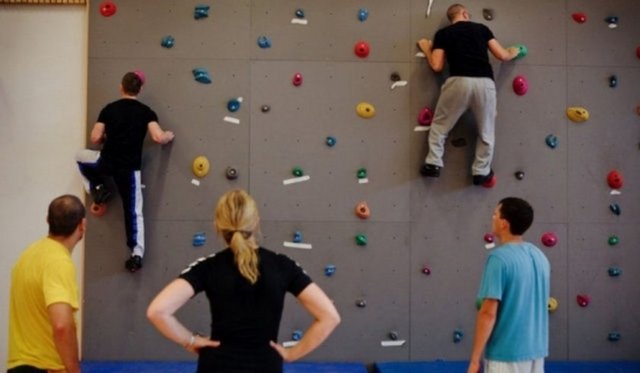 Hapishanede ortak sosyalleşme alanları, hücrelerde TV ve Buzdolabı var.