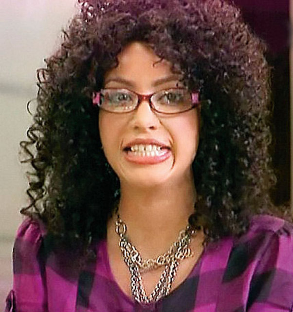 Üç hayranıyla buluşmadan önce makyaj masasında saatler geçiren Kardashian, kıvırcık saçları, gözleri ve diş telleriyle seksi görüntüsünden hayli uzaktı.