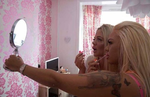 Ancak anne ve kızın elde ettiği sonuç son derece şaşırtıcı oldu. İkisi de Katie Price'a benzemeyi başaramamıştı ancak birbirlerine benzemeyi başarmışlardı.