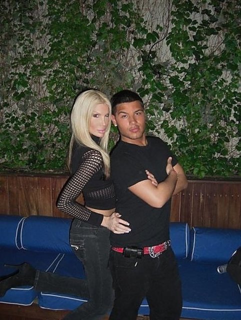 Ama artık görüntümden memnunum. Ben doğal görünmek değil, Barbie gibi abartılı ve güzel görünmek istiyorum"  dedi.