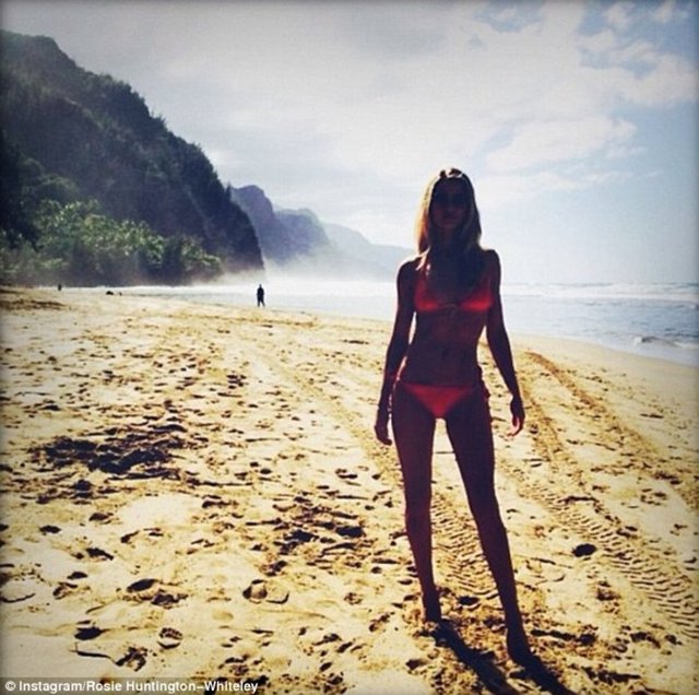 Whiteley kendi kendini çektiği 'selfie' fotoğraflarıyla vücudunu sergilemekten kaçınmazken, hayranlarına adeta Hawaii şovu yaptı.