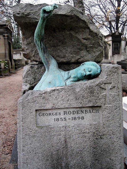 Pere-Lachaise Mezarlığı / Paris, Fransa : Paris'in merkezinin doğu yakasında bulunan bu mezarlık her yıl dünyanın her yerinden binlerce turist çekmesiyle ünlüdür. 1804′de açıldığında, pek ilgi görmedi ve kimse buraya gömülmek istemedi.