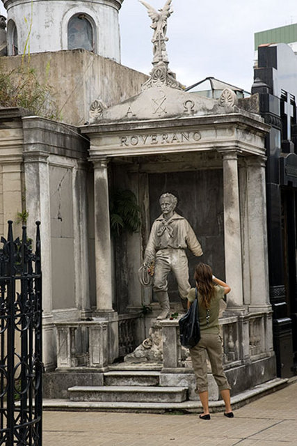 1822 yılında kurulmuş labirentimsi bir mezarlık olan Cemeterio de la Recoleta, şehrin en eski mezarlığı. Çoğu tarihi eser kabul edilmiş yüzlerce mozole mevcuttur. Eva Perón ve ailesi, Napoléon Bonaparte'ın torunu ve birçok ünlü Arjantin siyasetçisi burada yatanlar arasında.