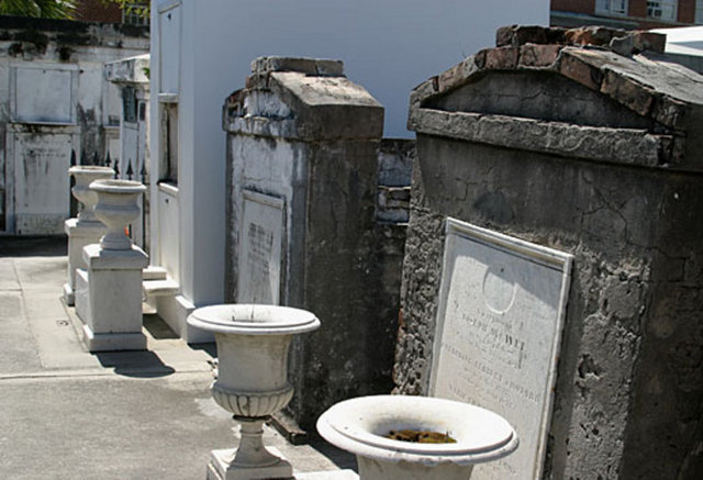 Mezarlığın içinde yer alan taş binalar kısa bir yürüme mesafesinde olan ana bölümleri saklıyor. Mezarlığın tek dezavantajı New Orleanstaki yeraltı seviyesindeki sular cenaze törenleri için elverişsiz bir durum teşkil ediyor.