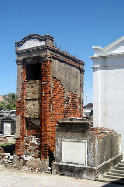 Birinci Saint Louise daha yüksek bir zeminde yer aldığı için tur rehberi bu mezarlığı ziyaret etmeyi pek önermiyor. Kare şeklindeki mezarlığa doğru amaçsızca yürürseniz pek çok kırık mezar taşı ve mezar kalıntılarına rastlayabilirsiniz.