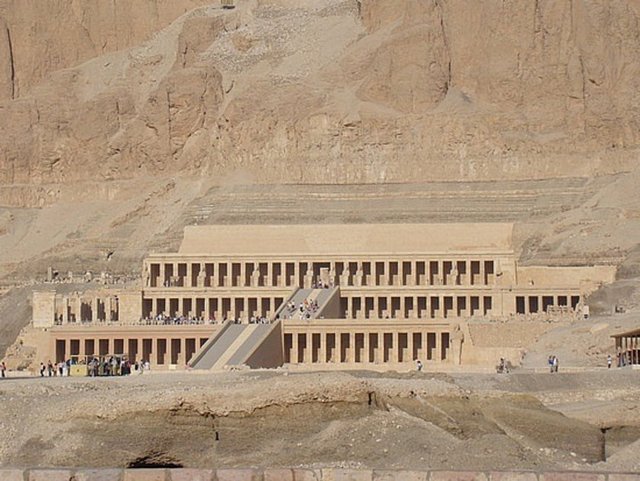 Valley of the Kings / Mısır : Mısır'da bulunan Krallar Vadisi dünyanın bilinen en eski arkeolojik alanıdır.1922′de keşfedilen buradaki mezarlarda Firavunlar bulunuyordu.