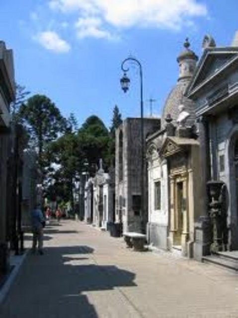 La Recoleta Mezarlığı / Buenos Aires, Arjantin: La Recoleta Mezarlığı, Arjantin'in Buenos Aires şehrinin Recoleta mahallesinde bulunmaktadır. Mezarlığın düzeni, Fransız mühendis Próspero Catelin tarafından tasarlanmıştır.