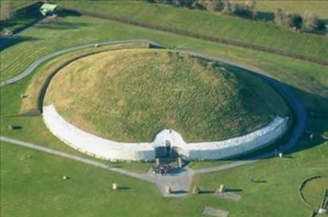 Newgrange /İrlanda : Newrange, Meath Kasabası, İrlanda Cumhuriyeti, Boyne Nehri'nin Kuzey kıyısında, Drogheda'ya 10 mil'den(16 km) az mesafede ve Dublin'in yaklaşık 30 mil(48 km) kuzeyindedir.