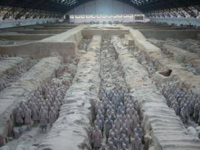 Terracota Army / Çin : Çin'in batısındaki Xi'an kentinde bulunan Qin Shihuang Mezarlığı, dünyanın en büyük çaplı, ilgi çekici ve zengin içeriğe sahip imparator mezarlıklarından biridir.