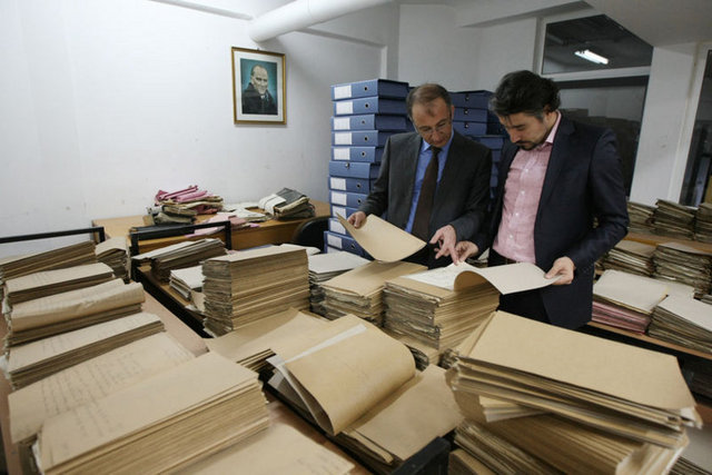 Emniyet'ten gelen dosyalar çuvallardan çıkarılıp bir kenara yığılmış.