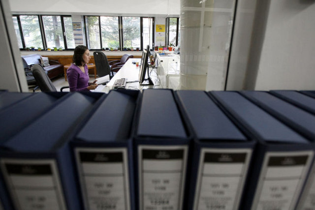 Cumhuriyet Arşivleri'nde 130 personel bulunuyor. Depolardaki 700 bin İçişleri belgesinin tasnifi için 50 personel çalışıyor.