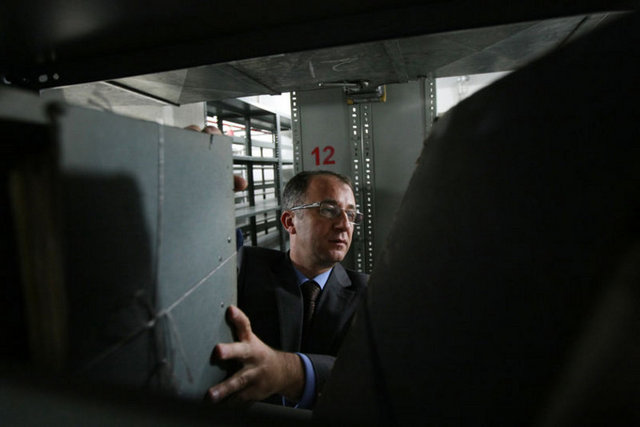 Cep telefonu çekmiyor, sabit telefon bulunuyor. Belgelerin bulunduğu depoda ışıklar kapatılınca zifiri karanlık hakim oluyor.