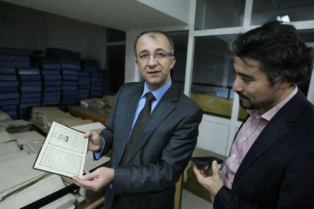 Mösyö Dinar ve Bayan Nikoria'nın 13 Nisan 1927 tarihli evliliğin belgelendiği cüzdan Osmanlıca yazılmış.