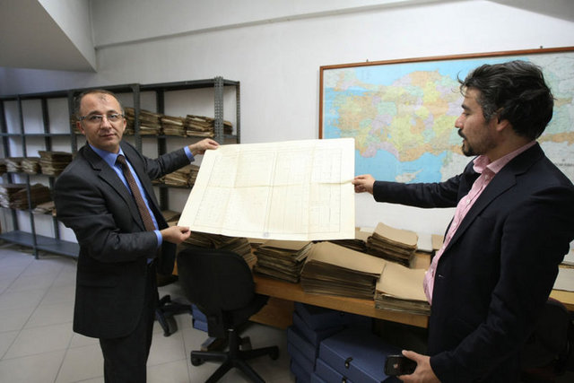 Darbe döneminde toplanan ancak daha sonra Kültür Bakanlığı'nın teslimiyle ortaya çıkan 2 bin CHP Fişi de arşivde araştırmacıları bekliyor.  CHP fişlerinin dönemin üye kayıtları olduğu belirtiliyor.