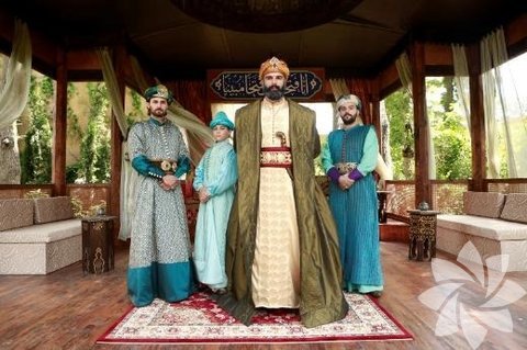 Şehzadeliğinden itibaren sanatla iç içe olan, musikiyle yakından ilgilenen, seferlerden âlim ve sanatkârlarla döndüğü rivayet edilen Fatih Sultan Mehmed'in, himayesindeki âlim ve şairlerle haftada iki kez sohbet ettiği bilinir.  