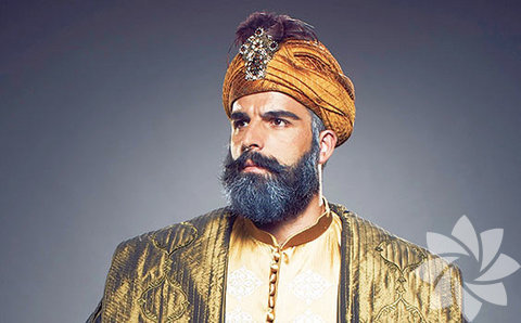 Bizans İmparatorluğu'nun elindeki "kutlu" şehir İstanbul'u almaya kararlıydı. Anadoluhisarı'nı tamir ettirirken Rumelihisarı'nı yaptıran II. Mehmed, hemen sonra şehrin kapılarını ördürerek Bizans İmparatorluğu'na savaş ilân etti. 