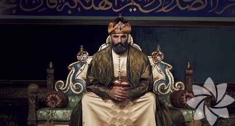 Padişahlığının ikinci yılında, 21 yaşında, 1453'te İstanbul'u alarak bir çağı bitirip bir başka çağı başlattı. "Fatih Sultan Mehmed" oldu. 