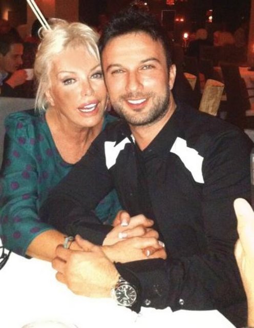 Benim gibi ortalarda gezinmeyi sevmiyor. Titizliğine hayran oldum.