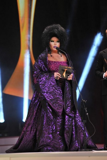 Bir insan kendisi gömülmek istiyorsa bence hiçbir mahzuru yok.